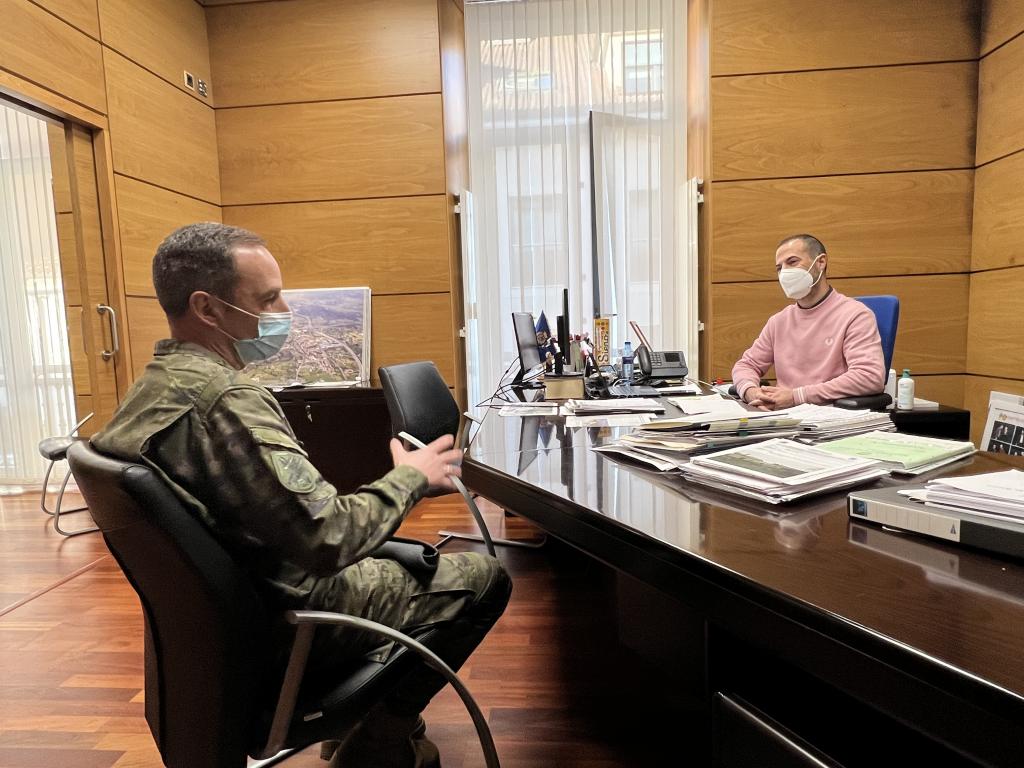 El Tapin - El alcalde de Siero se reunió con el nuevo comandante militar de Asturias y jefe del acuartelamiento de Cabo Noval, Pedro Luis Gutiérrez