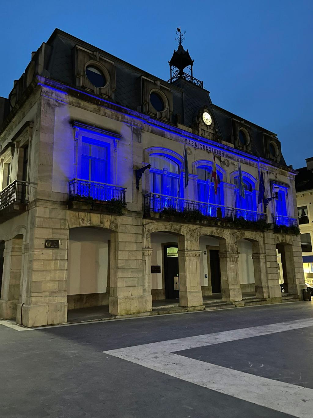 El Tapin - El Ayuntamiento de Siero se iluminó el 15 de febrero para dar visibilidad al síndrome de Angelman