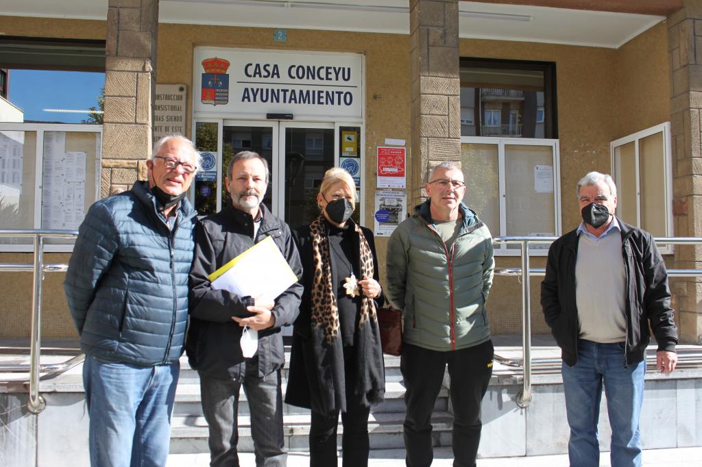 El Tapin - Los usuarios afectados por el cambio de ubicación del Centro Social de Lugo presentaron 431 firmas ante el Ayuntamiento
