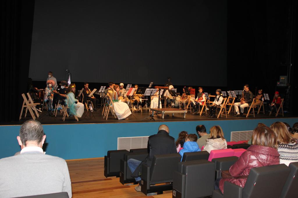 El Tapin -  La Asociación Sierense Amigos de la Música ofreció en el Centro Polivalente de Lugones su primer concierto y celebró el Antroxu