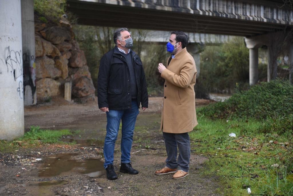 El Tapin - Siero limpia el vertedero ilegal que se encontraba en el Puente Vieyu en Lugones