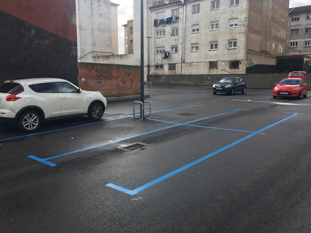 El Tapin - Ciudadanos Siero pedirá al equipo de gobierno que sopese anular la zona azul del aparcamiento de la Manzana Central de Lugones, los días de mercado 