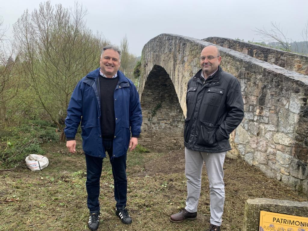 El Tapin - Siero limpia y desbroza las inmediaciones del Puente Vieyu en Lugones