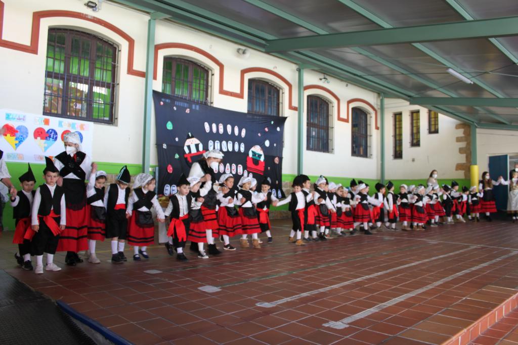 El Tapin - El colegio Peña Careses adelante la celebración de los Güevos Pintos