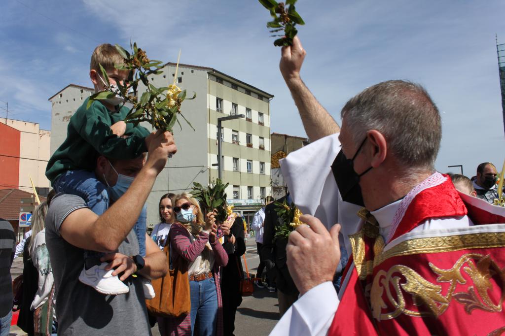 El Tapin -  Cientos de feligreses sierenses celebraron el Domingo de Ramos