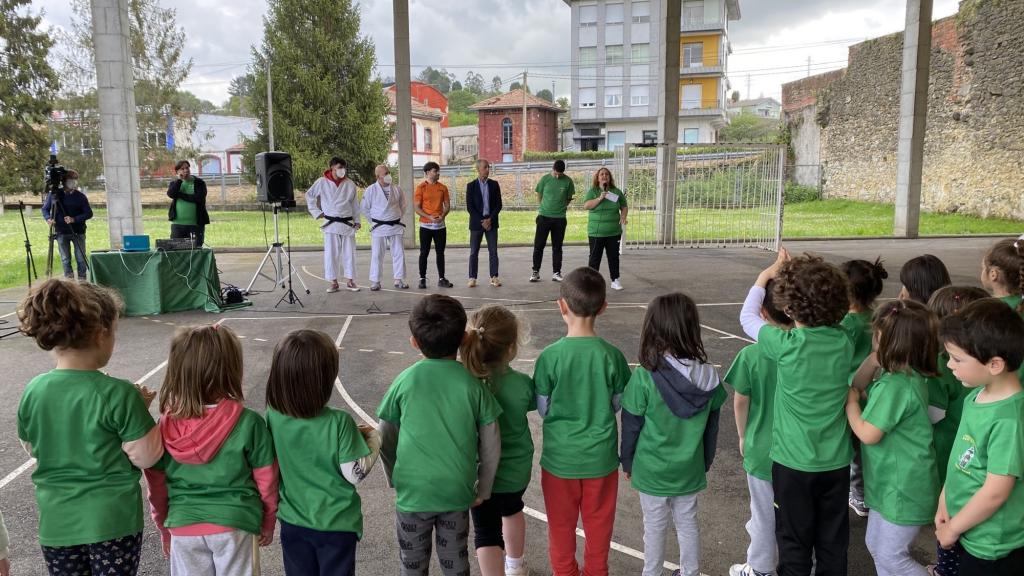 El Tapin - Los alumnos del colegio Xentiquina celebraron el Día de la Educación Física en la calle