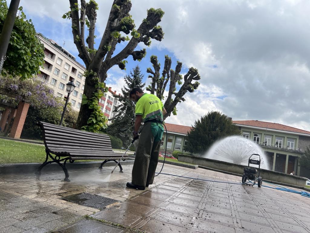 El Tapin - Siero realiza labores de limpieza en el Parque Alfonso X