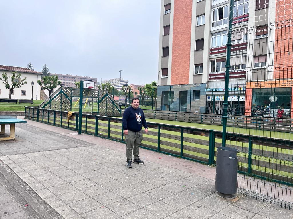 El Tapin - El Partido Popular de Siero solicita que se instale una malla o verja de protección en la pista de fútbol del Parque Alfonso X en Pola de Siero