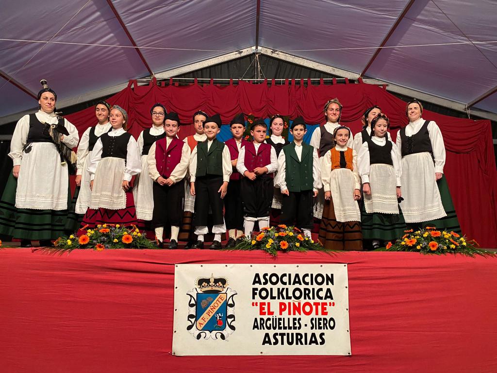 El Tapin - La Asociación Folclórica El Piñote de Argüelles celebró su 44º Aniversario