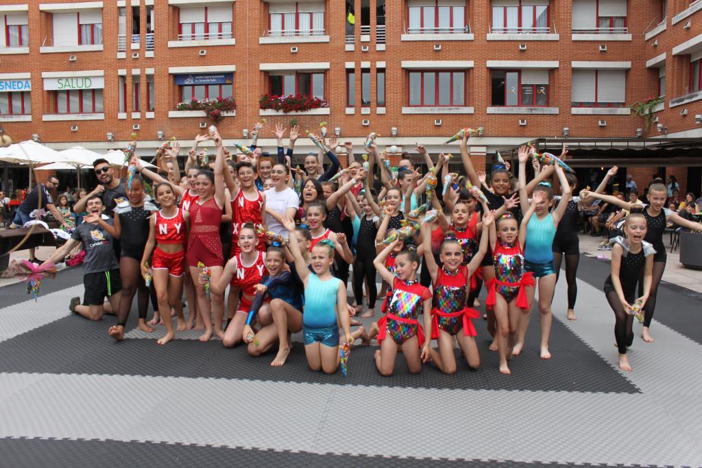 El Tapin - FIT Kids animó con sus bailes acrobáticos las fiestas de la Urbanización de La Fresneda