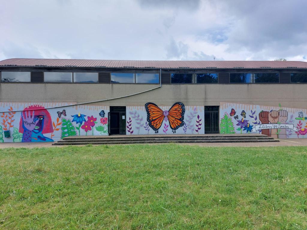 El Tapin - La fachada del polideportivo del IES Llanera luce un mural sobre la igualdad de género y el respeto en las relaciones