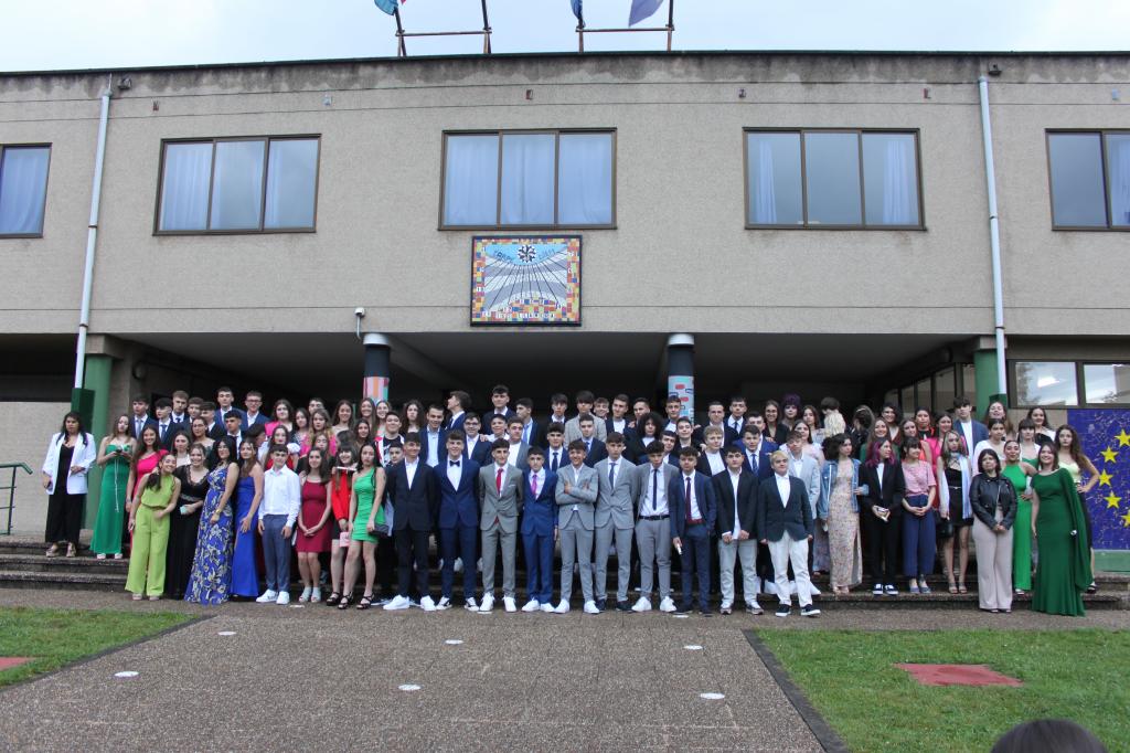 El Tapin - Los alumnos de 4º de ESO del IES Llanera se graduaron