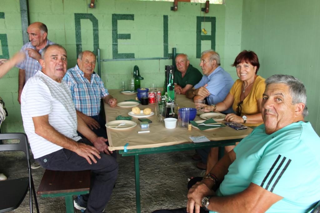 El Tapin - El club sierense Amigos de La Manzana celebra el Dia del Socio con una comida de hermandad