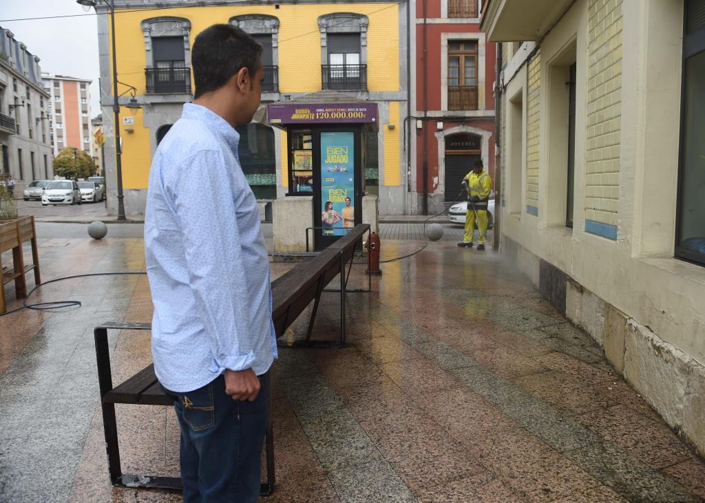 El Tapin - El Ayuntamiento de Siero limpia las calles de Pola tras El Carmín