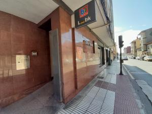 El Tapin - Los clientes de Unicaja están molestos por la reducción de los horarios de atención al cliente en las oficinas de Posada y Lugo
