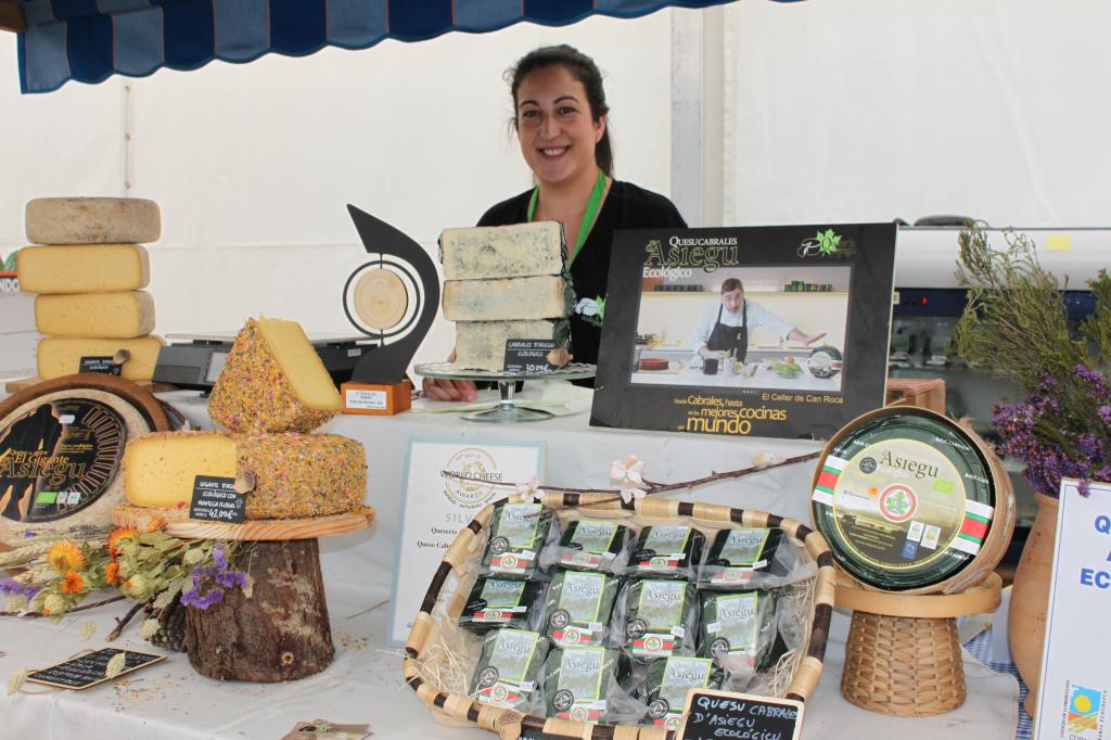El Tapin - La Quesería Asiegu presentó en Fapea su queso de nueva elaboración adaptado a la zona de Cabrales y envuelto en flores comestibles ecológicas