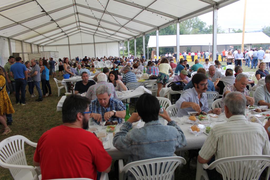 El Tapin - Más de 400 personas degustaron el cordero en las fiestas de Argüelles