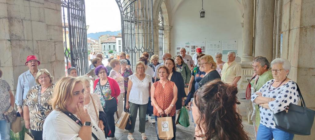 El Tapin - El Ayuntamiento de Llanera organizó un viaje a Pravia para visitar el Festival de la Huerta