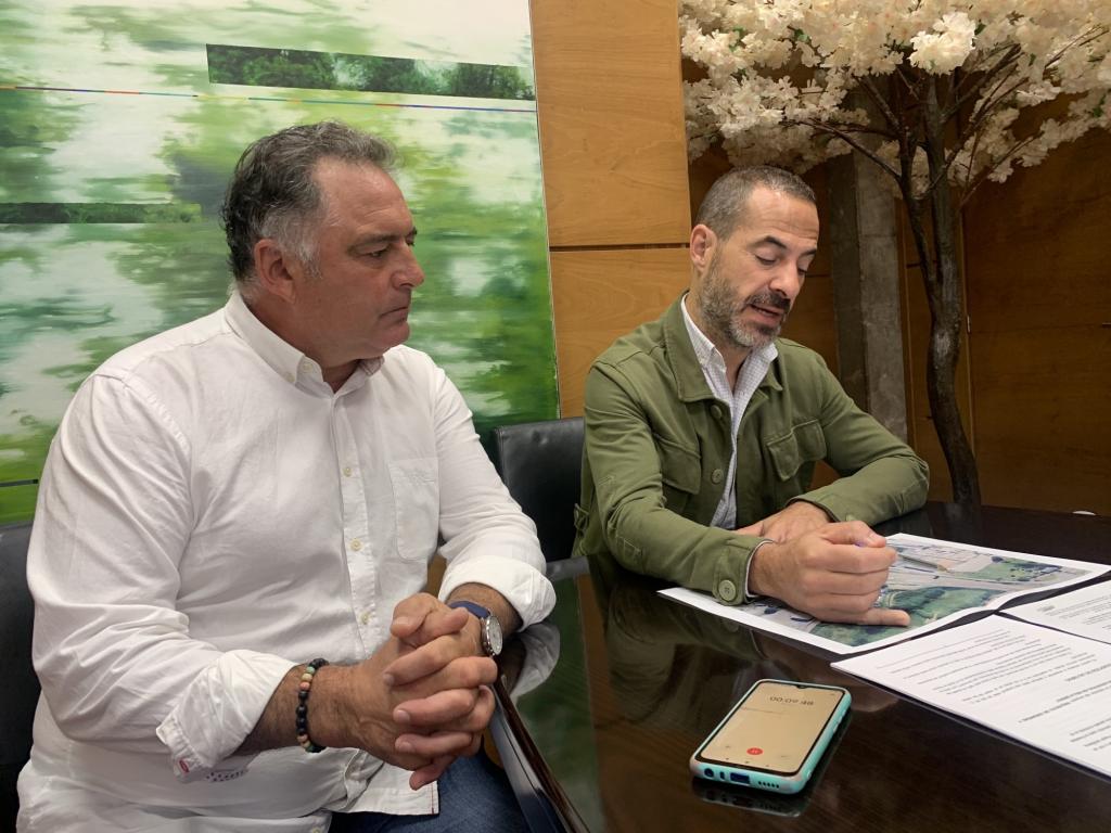 El Tapin - Siero firma un acuerdo con una empresa para mejorar un camino industrial en Viella