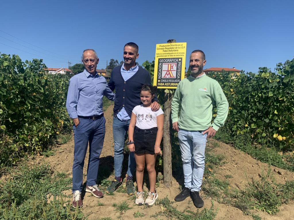 El Tapin - El alcalde de Siero visita las tierras de la empresa vegargüelles “La mejor faba de Asturias "