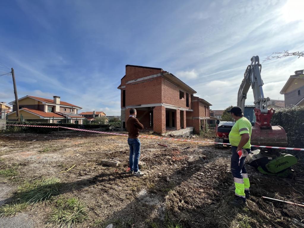El Tapin - Siero limpia la parcela de la Urbanización El Villar, en Lugones