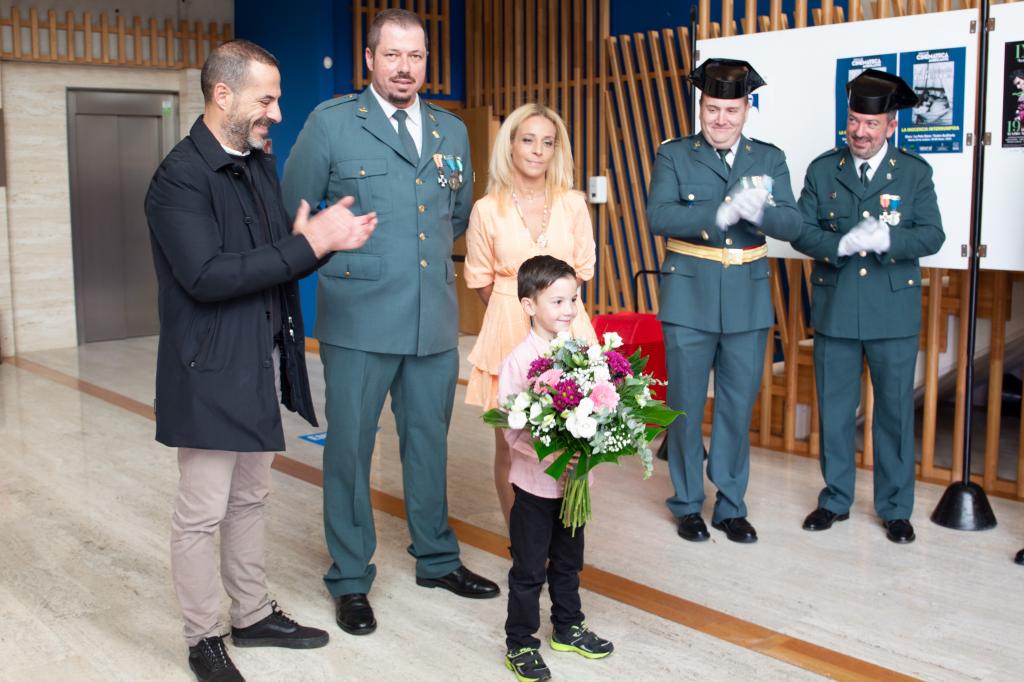 El Tapin - Alejandro García Ardura ha sido condecorado con la Cruz al Mérito de la Guardia Civil con distintivo blanco y el pin de oro del concejo de Siero