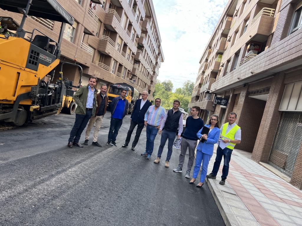 El Tapin - Comienzan los trabajos de pavimentación de las obras de urbanización de la calle La Isla de Pola de Siero