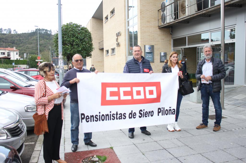 El Tapin - Los jubilados y pensionistas de la sección sindical Siero-Piloña de CCOO se concentraron para manifestar la defensa de la sanidad pública