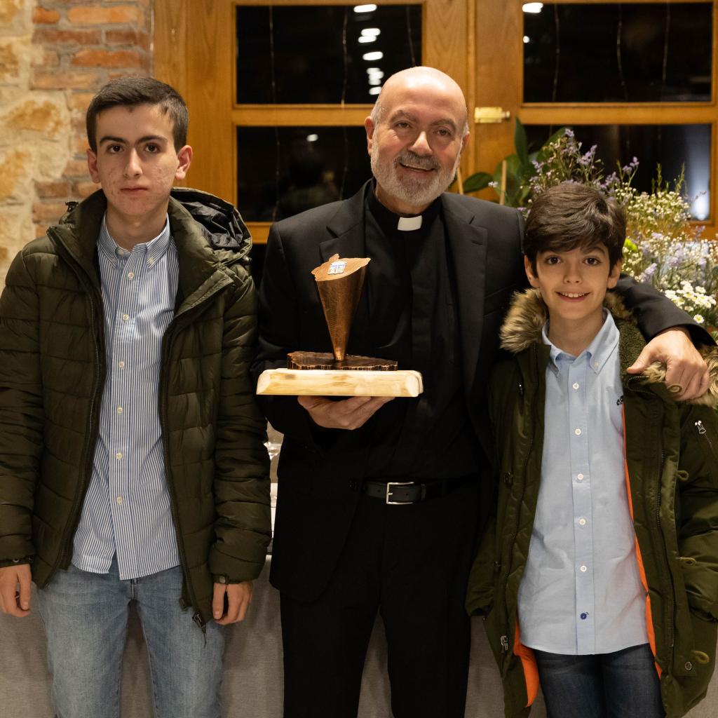 El Tapin - José Julio Velasco: “Al darle a un sacerdote el galardón habéis valorado el trabajo esencial de la iglesia diocesana asturiana, que es más un tren de futuro que un fósil del pasado”