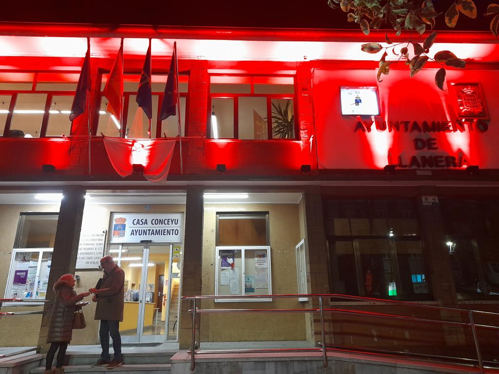 El Tapin - El Ayuntamiento de Llanera ilumina de rojo su fachada con motivo del Día Mundial de la Lucha contra el VIH-SIDA