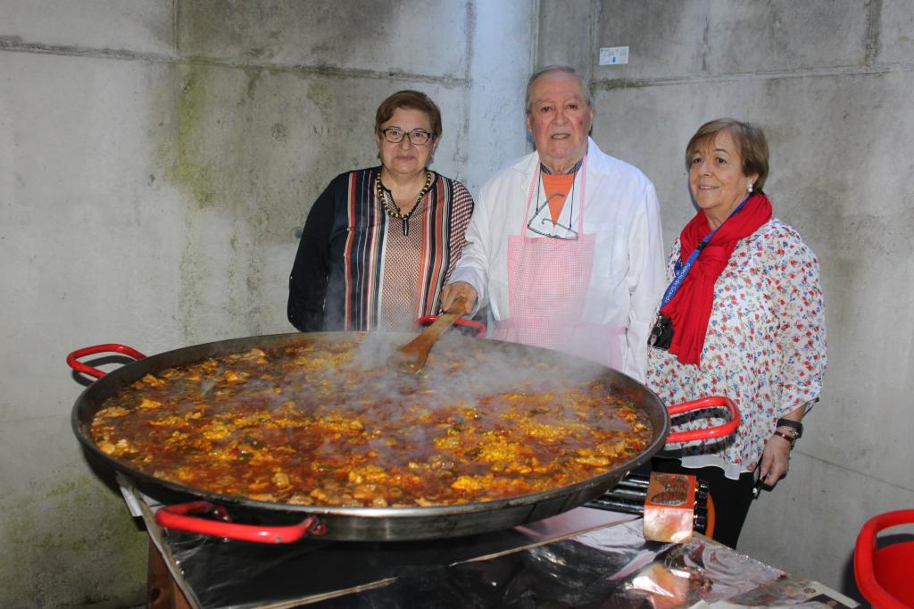 El Tapin - Un centenar de personas disfrutaron de la paella elaborada por la Asociación de Pensionistas El Carmín