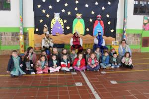 El Tapin - Los alumnos del colegio Peña Careses recibieron la visita de los pajes de los Reyes Magos