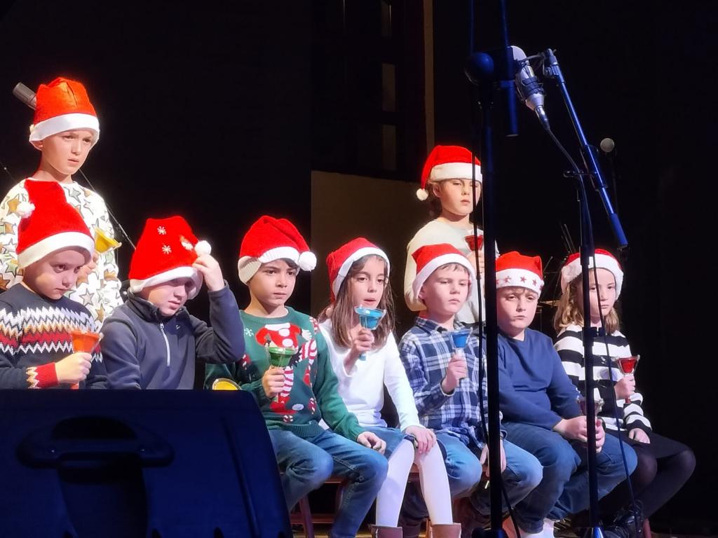 El Tapin - La Escuela Municipal de Música de Llanera ofreció su Concierto de Navidad con más de un centenar de espectadores