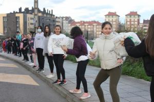 El Tapin -  Los alumnos del IES Astures realizaron una cadena solidaria para donar alimentos a Cáritas de Lugones