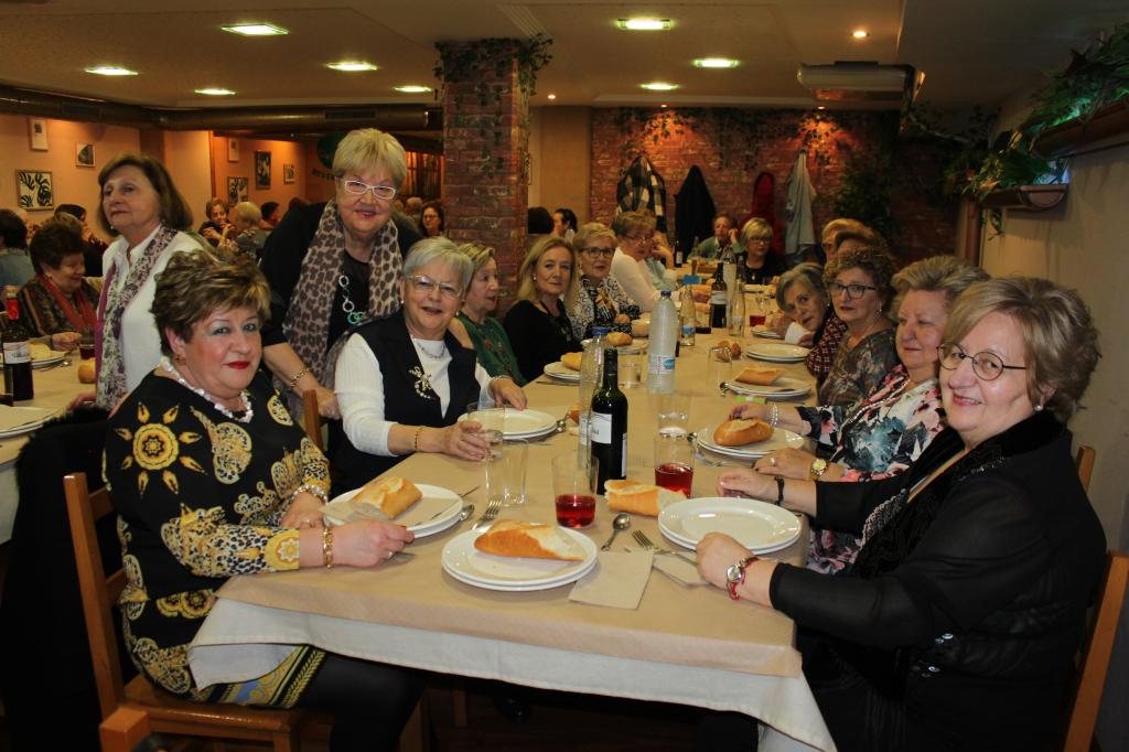 El Tapin -  La Asociación de Amas de Casa Nuestra Señora del Carmen de Pola celebra su comida de Navidad estrenando nombre