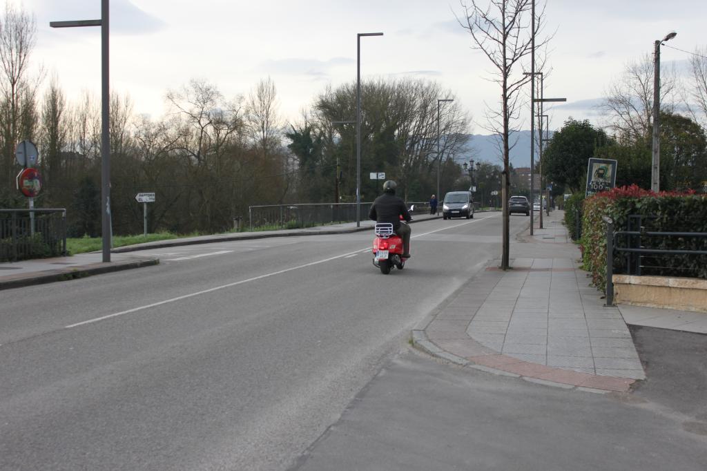 El Tapin - El PP de Siero demanda la colocación de una señal de giro prohibido a la izquierda en el cruce del tanatorio de Lugones