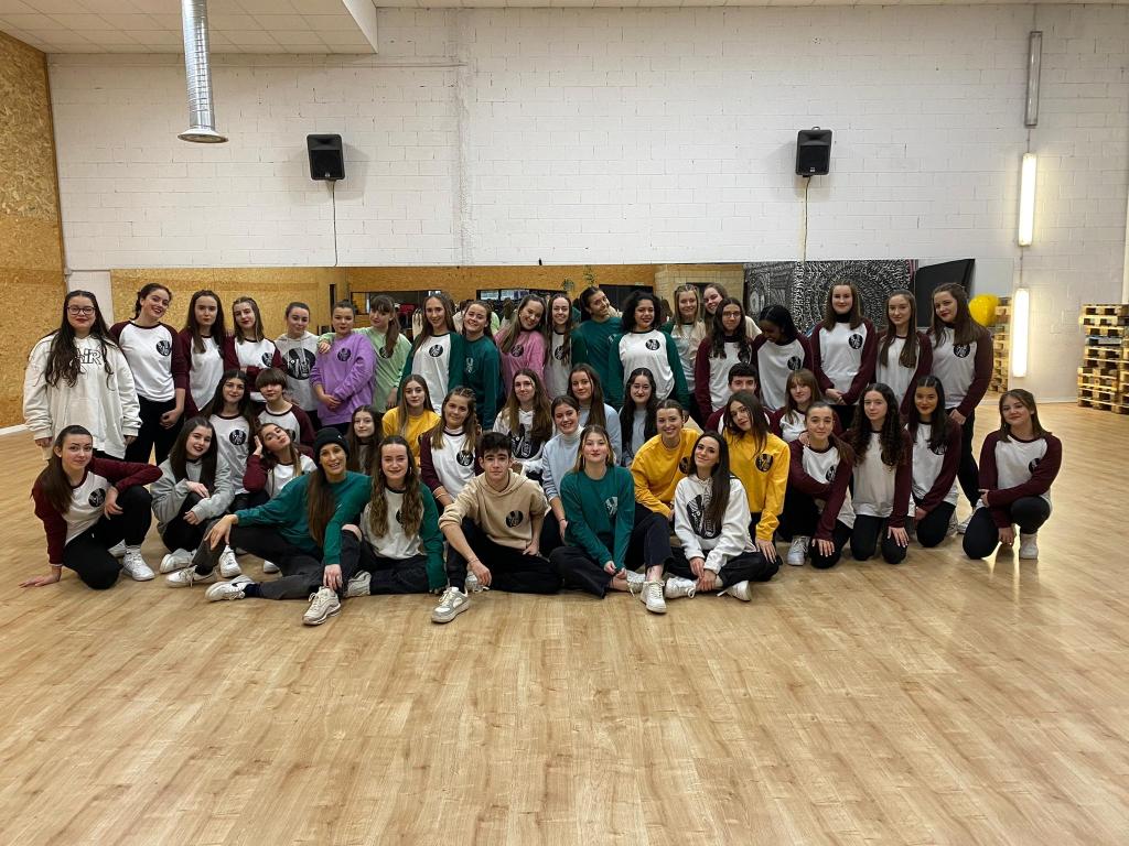 El Tapin - La Escuela de Baile Patricia Laruelo dio inició a la Cabalgata en Pola con un flashmob