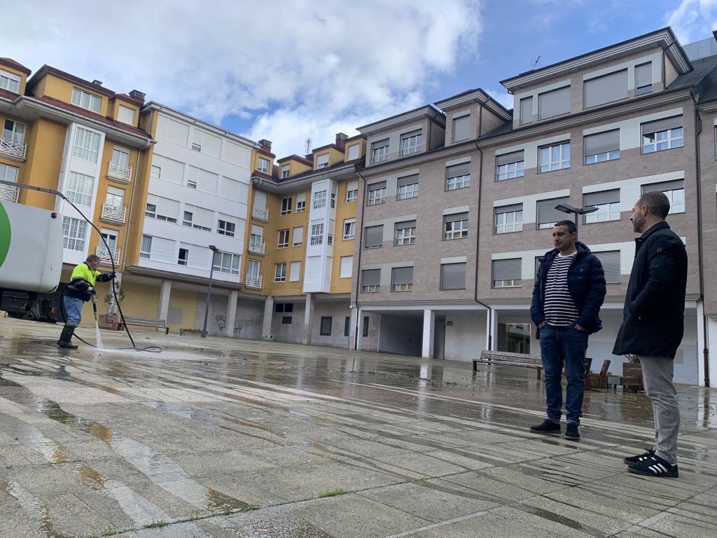 El Tapin - El Ayuntamiento de Siero está llevando a cabo la limpieza de la Plaza de la República
