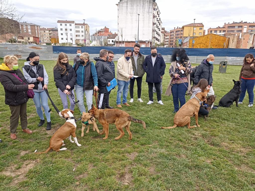 El Tapin - El Partido Popular de Siero solicita una solución inminente para el deplorable estado en el que se encuentra el parque canino de Lugones