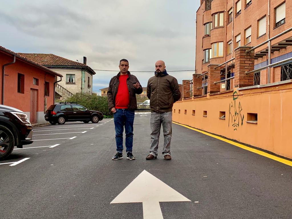 El Tapin - Finaliza la obra de mejora de la vía y reordenación del aparcamiento en la calle Los Zarzales de El Berrón