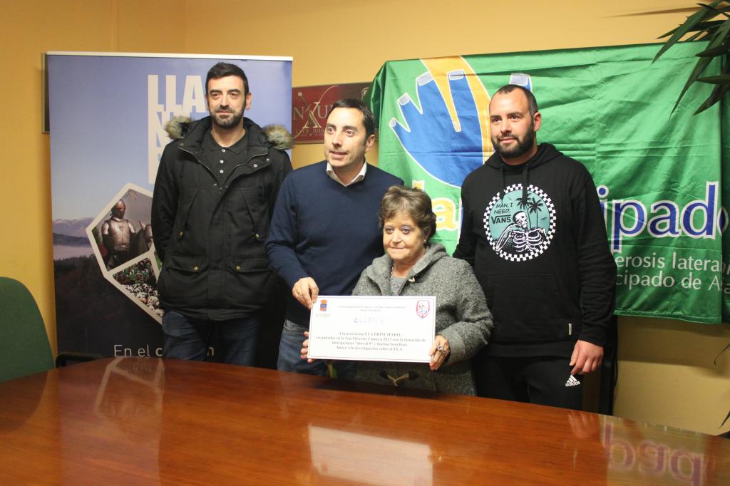 El Tapin - La Asociación ELA Principado recibió los más de 4.000 euros que se recaudaron en la San Silvestre de Llanera