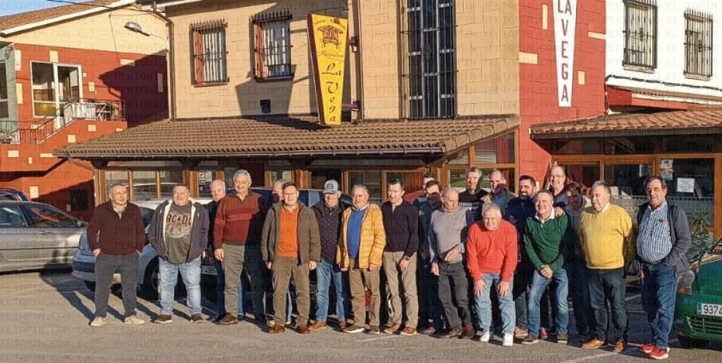 El Tapin - Una veintena de trabajadores y extrabajadores de la mina Moscona se reunieron en una comida en el Bar La Vega
