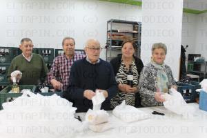 El Tapin - La Asociación del Hogar de Pensionistas “San Martín de La Carrera” entregó el bollo y la botella de vino a los socios