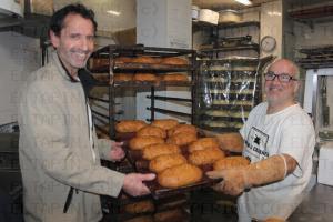 El Tapin - Los panaderos de la Tahona El Castañeu llevan 31 años haciendo bollos de comadres