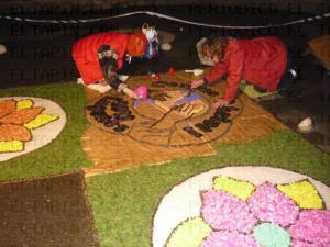 El Tapin - El XIII Galardón “Pueblo de Lugones” recae en el colectivo femenino que hace las alfombras florales 