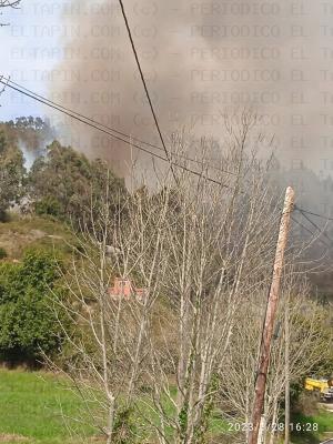 El Tapin - Vuelve a verse el humo del incendio de Santufirme