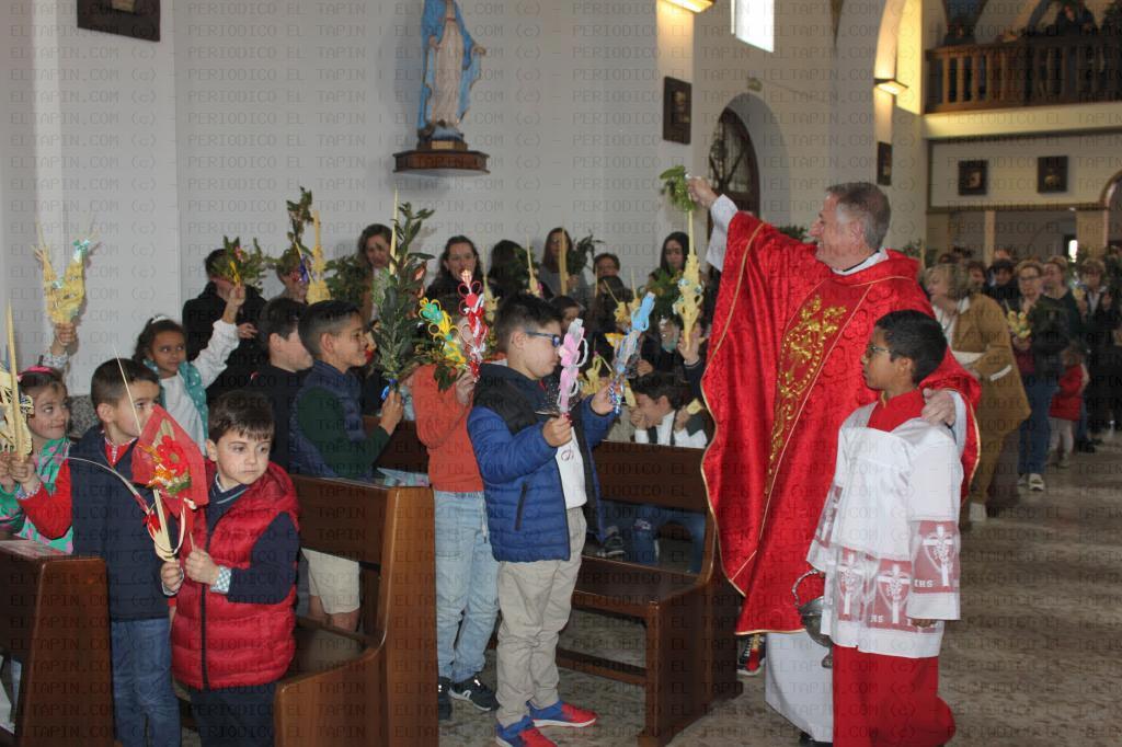 El Tapin - Cientos de personas asistieron a la bendición de los Ramos en la iglesia de Lugones