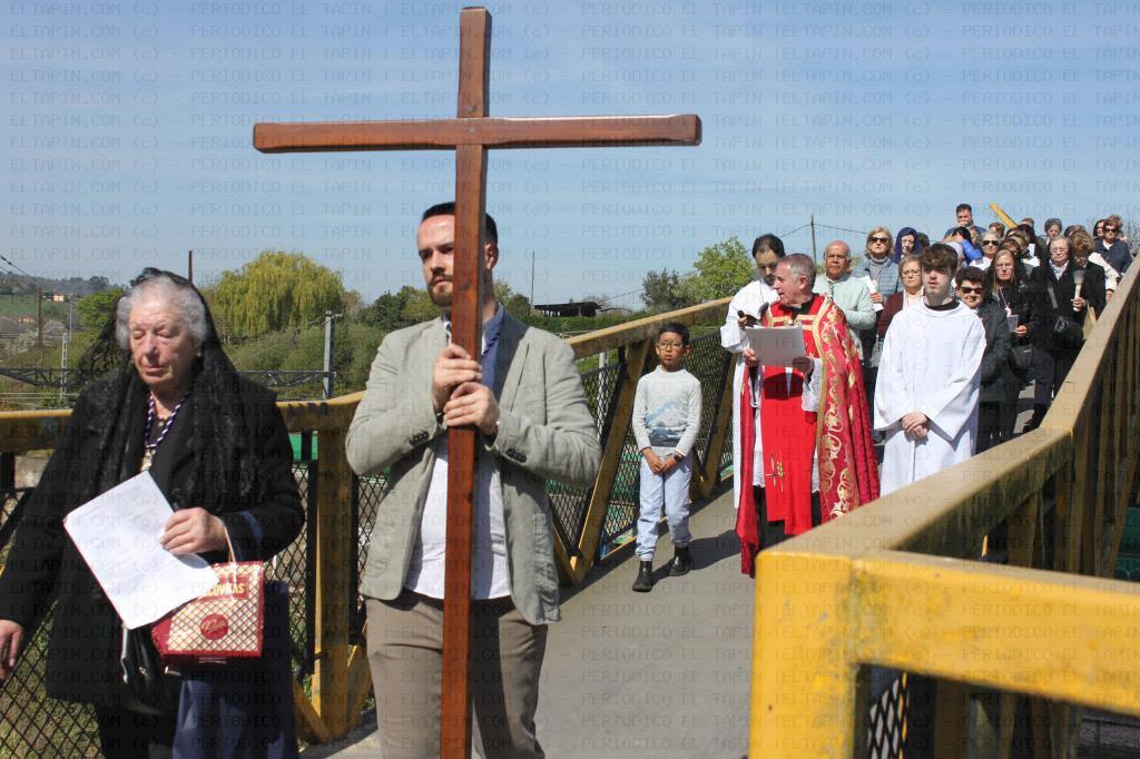 El Tapin - El Viernes Santo comenzó en Lugones con el Vía Crucis