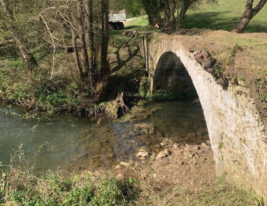 El Tapin - Siero finalizó la limpieza integral del puente de Recuna