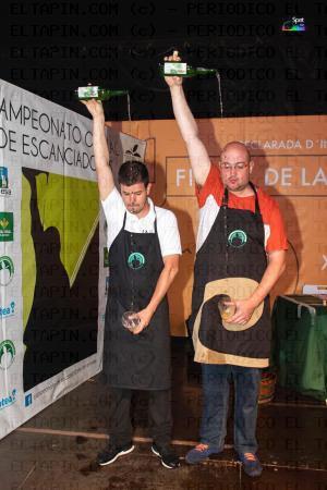 El Tapin - Los escanciadores llanerenses, Rubén Campa y Adrián Paredes, participarán en el Campeonato Mundial de Escanciado de Sidra de Asturias